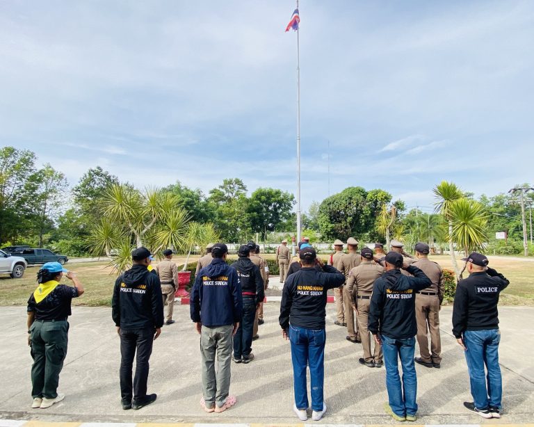 เข้าแถวเคารพธงชาติ สวดมนต์ กล่าวอุดมคติตำรวจ และคำสัตย์ปฏิญาณ